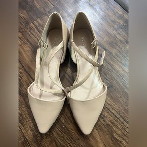 Kelly and Katie size 7 pointed flats